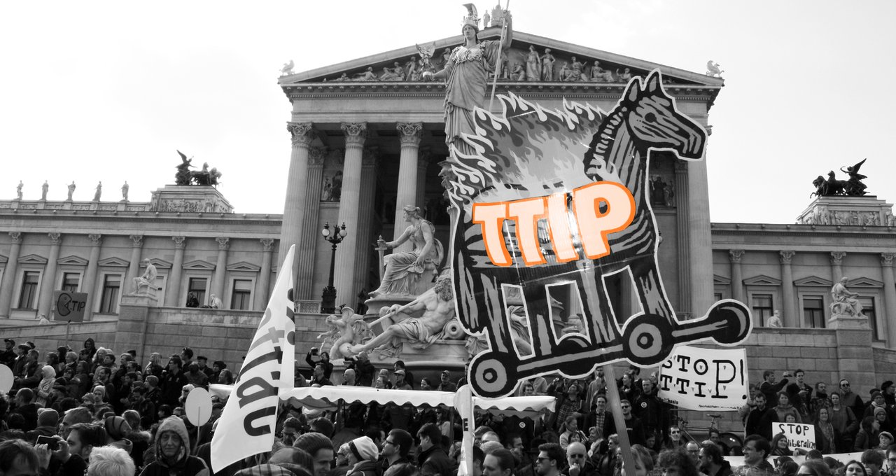 Trojanisches TTIP-Pferd vor dem Parlament